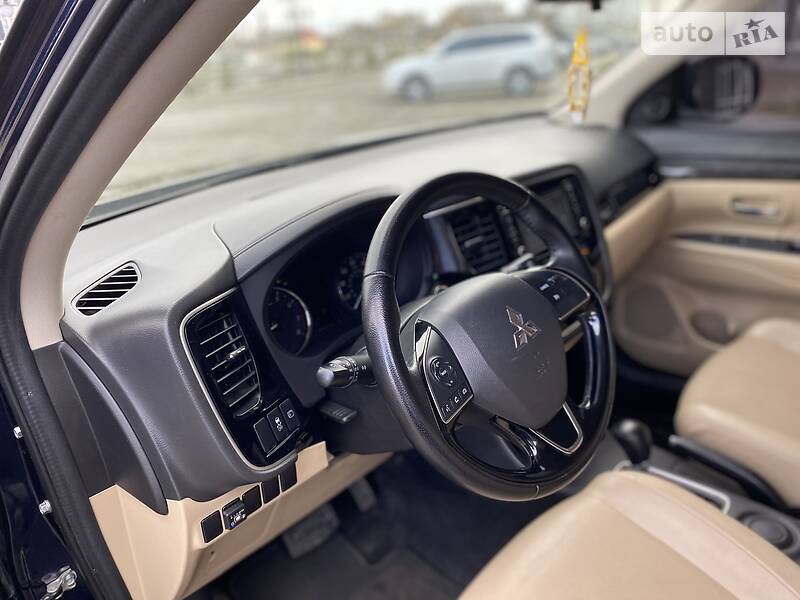 Позашляховик / Кросовер Mitsubishi Outlander 2016 в Івано-Франківську