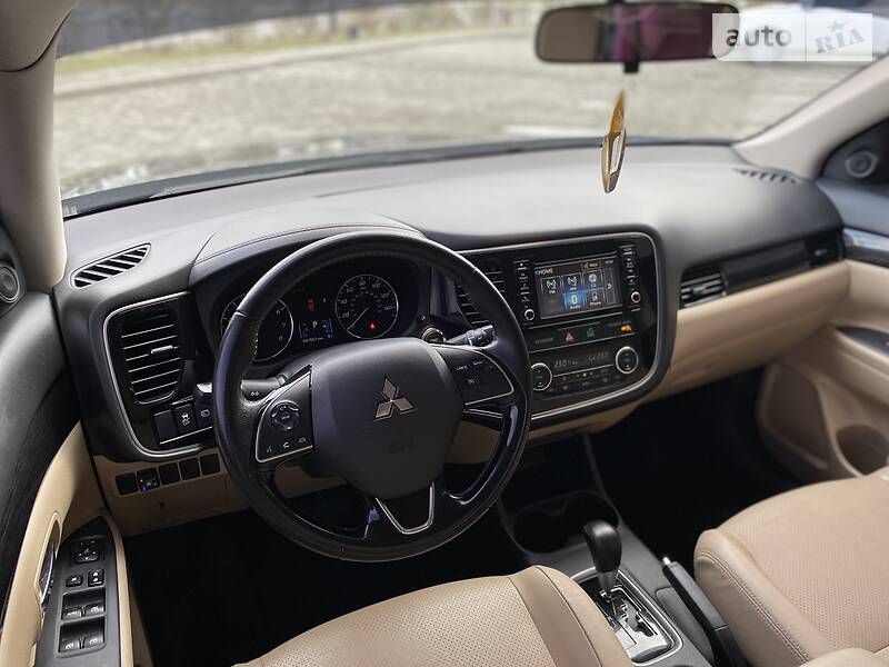 Позашляховик / Кросовер Mitsubishi Outlander 2016 в Івано-Франківську