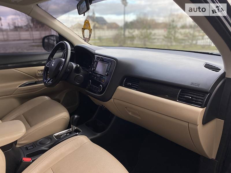 Позашляховик / Кросовер Mitsubishi Outlander 2016 в Івано-Франківську