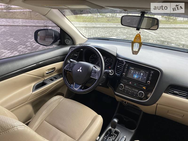 Позашляховик / Кросовер Mitsubishi Outlander 2016 в Івано-Франківську