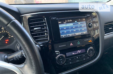 Позашляховик / Кросовер Mitsubishi Outlander 2015 в 