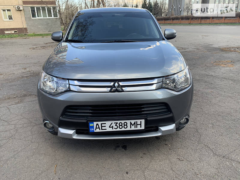 Позашляховик / Кросовер Mitsubishi Outlander 2015 в 