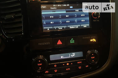 Позашляховик / Кросовер Mitsubishi Outlander 2015 в 