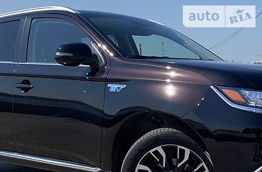 Позашляховик / Кросовер Mitsubishi Outlander 2017 в 