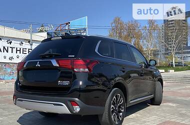 Позашляховик / Кросовер Mitsubishi Outlander 2017 в 