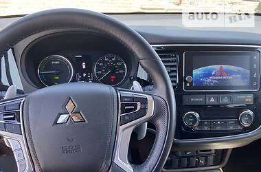 Позашляховик / Кросовер Mitsubishi Outlander 2017 в 