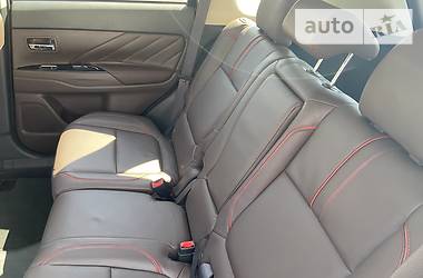 Позашляховик / Кросовер Mitsubishi Outlander 2017 в 
