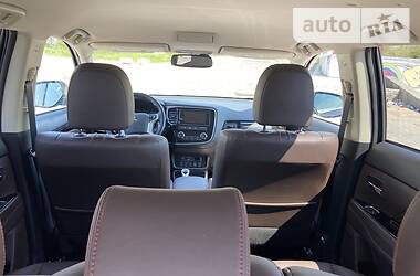 Позашляховик / Кросовер Mitsubishi Outlander 2017 в 