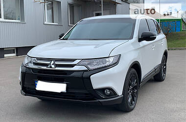 Позашляховик / Кросовер Mitsubishi Outlander 2016 в 