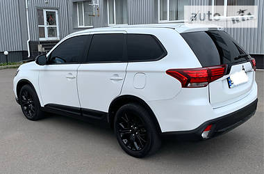 Позашляховик / Кросовер Mitsubishi Outlander 2016 в 