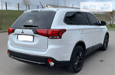 Позашляховик / Кросовер Mitsubishi Outlander 2016 в 