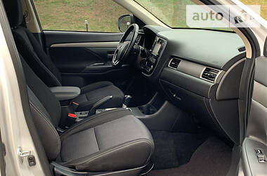 Позашляховик / Кросовер Mitsubishi Outlander 2016 в 
