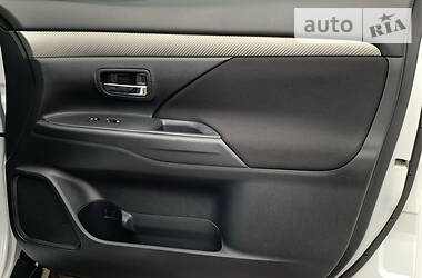 Позашляховик / Кросовер Mitsubishi Outlander 2016 в 