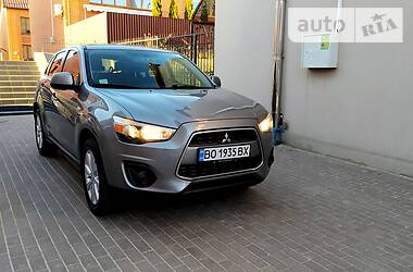 Позашляховик / Кросовер Mitsubishi Outlander 2013 в 