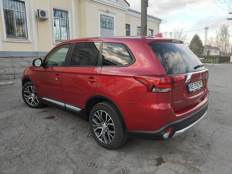 Позашляховик / Кросовер Mitsubishi Outlander 2015 в Новомосковську