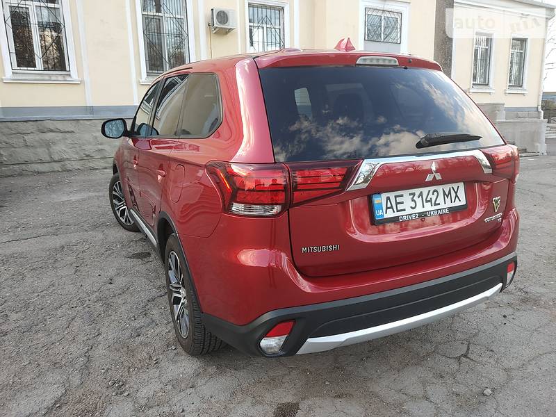 Позашляховик / Кросовер Mitsubishi Outlander 2015 в Новомосковську