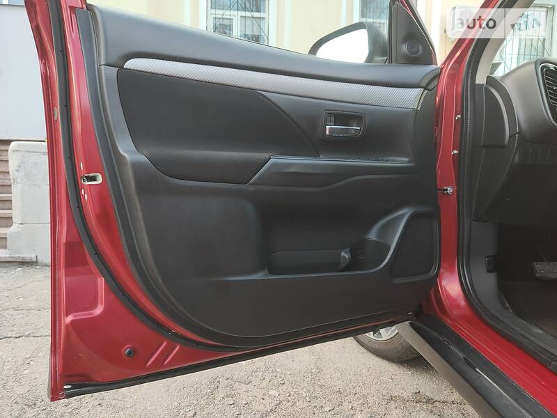 Позашляховик / Кросовер Mitsubishi Outlander 2015 в Новомосковську