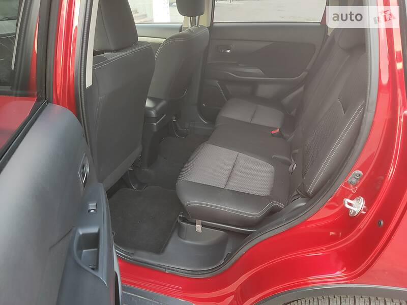 Позашляховик / Кросовер Mitsubishi Outlander 2015 в Новомосковську