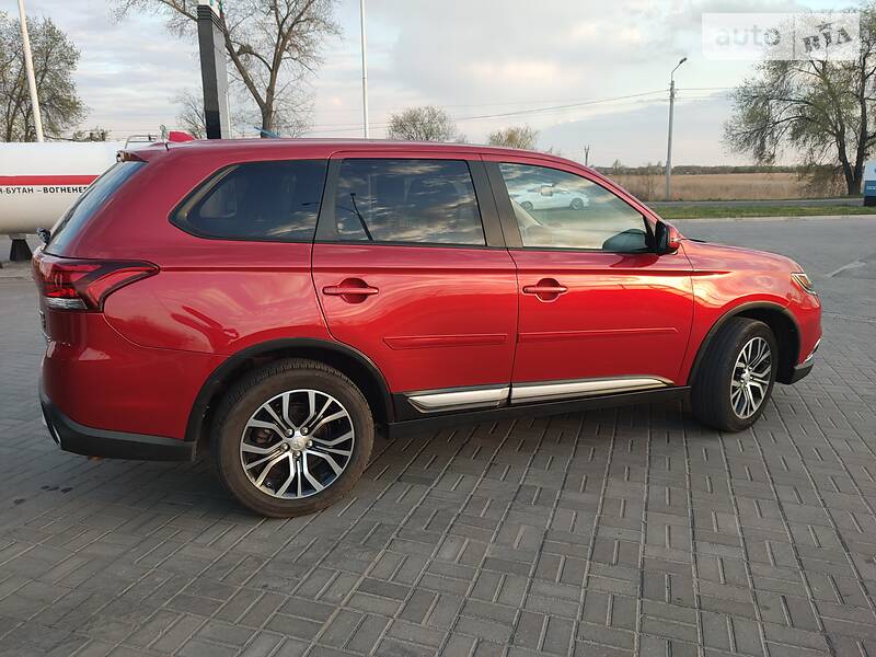 Позашляховик / Кросовер Mitsubishi Outlander 2015 в Новомосковську