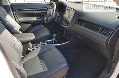 Позашляховик / Кросовер Mitsubishi Outlander 2016 в 