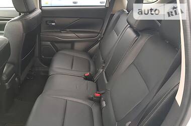 Позашляховик / Кросовер Mitsubishi Outlander 2016 в 