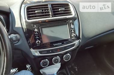 Внедорожник / Кроссовер Mitsubishi Outlander 2016 в 