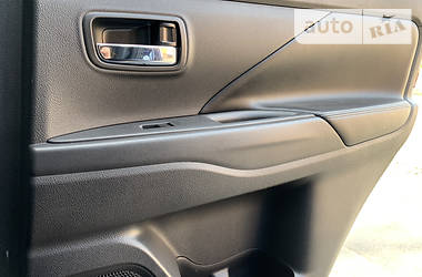 Позашляховик / Кросовер Mitsubishi Outlander 2014 в 
