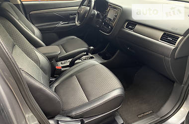 Позашляховик / Кросовер Mitsubishi Outlander 2015 в 