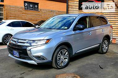Позашляховик / Кросовер Mitsubishi Outlander 2017 в 