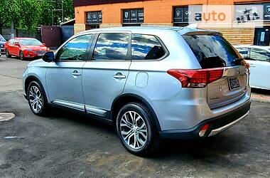 Позашляховик / Кросовер Mitsubishi Outlander 2017 в 