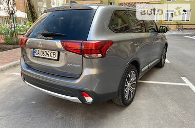 Позашляховик / Кросовер Mitsubishi Outlander 2016 в 