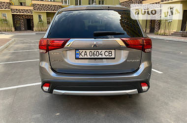 Позашляховик / Кросовер Mitsubishi Outlander 2016 в 