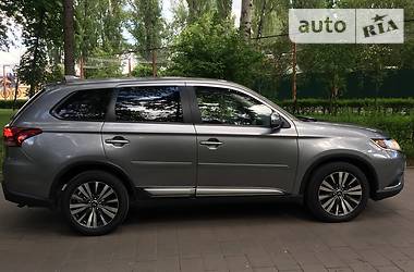 Позашляховик / Кросовер Mitsubishi Outlander 2018 в 