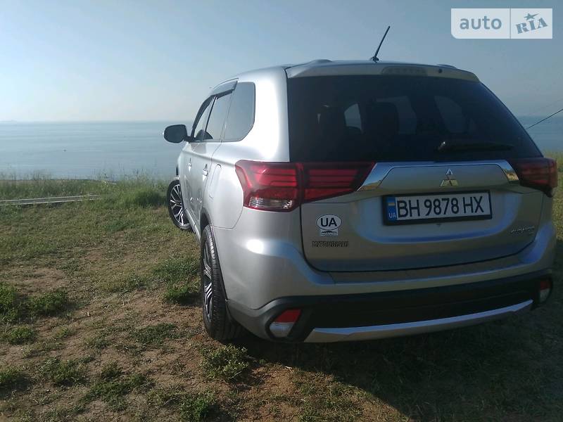 Позашляховик / Кросовер Mitsubishi Outlander 2016 в Одесі