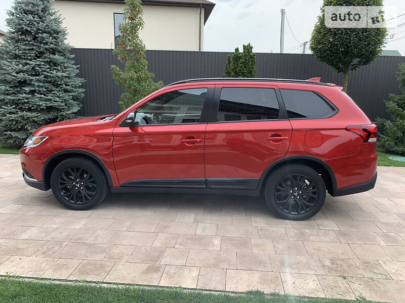 Позашляховик / Кросовер Mitsubishi Outlander 2019 в Києві