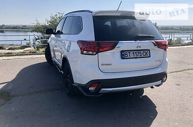 Внедорожник / Кроссовер Mitsubishi Outlander 2015 в Херсоне