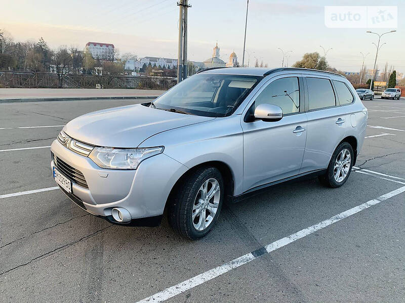 Mitsubishi Outlander Official
