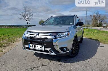 Внедорожник / Кроссовер Mitsubishi Outlander 2020 в Киеве