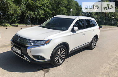 Позашляховик / Кросовер Mitsubishi Outlander 2019 в Чернівцях