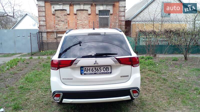 Позашляховик / Кросовер Mitsubishi Outlander 2015 в Дніпрі