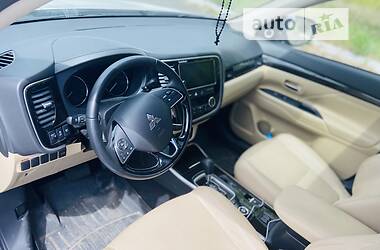 Внедорожник / Кроссовер Mitsubishi Outlander 2017 в 