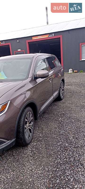 Позашляховик / Кросовер Mitsubishi Outlander 2016 в Луцьку