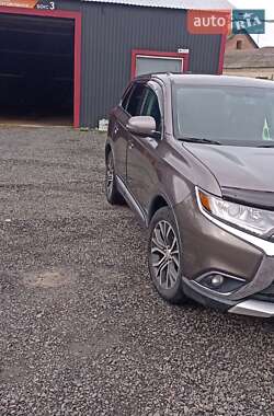 Позашляховик / Кросовер Mitsubishi Outlander 2016 в Луцьку
