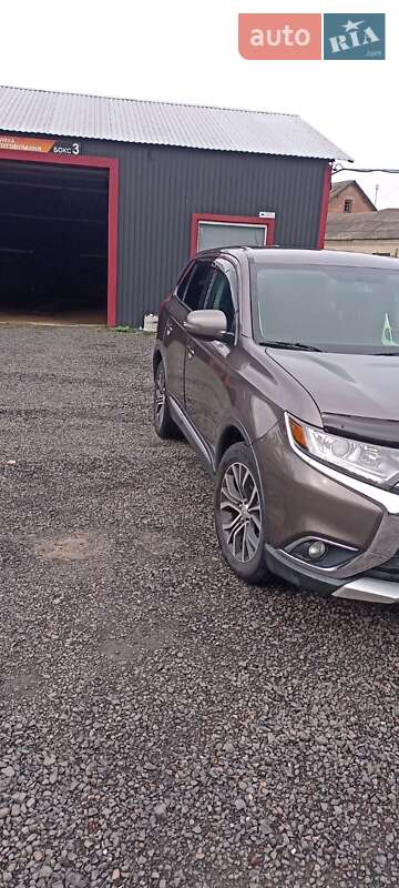 Позашляховик / Кросовер Mitsubishi Outlander 2016 в Луцьку