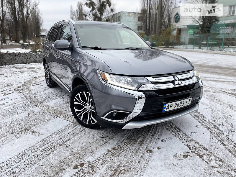 Внедорожник / Кроссовер Mitsubishi Outlander 2017 в 