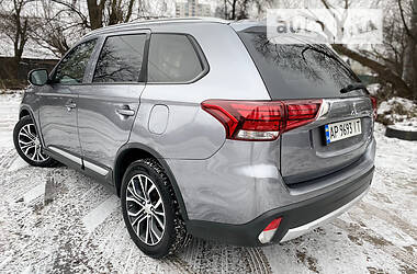 Внедорожник / Кроссовер Mitsubishi Outlander 2017 в 
