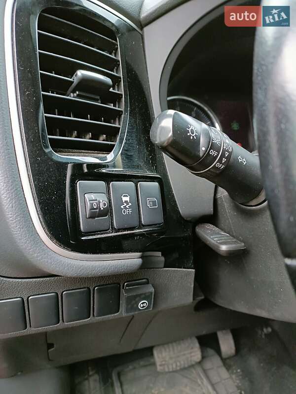 Внедорожник / Кроссовер Mitsubishi Outlander 2015 в Запорожье