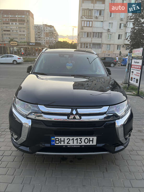 Внедорожник / Кроссовер Mitsubishi Outlander 2018 в 