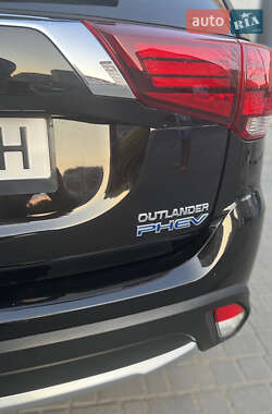 Внедорожник / Кроссовер Mitsubishi Outlander 2018 в 