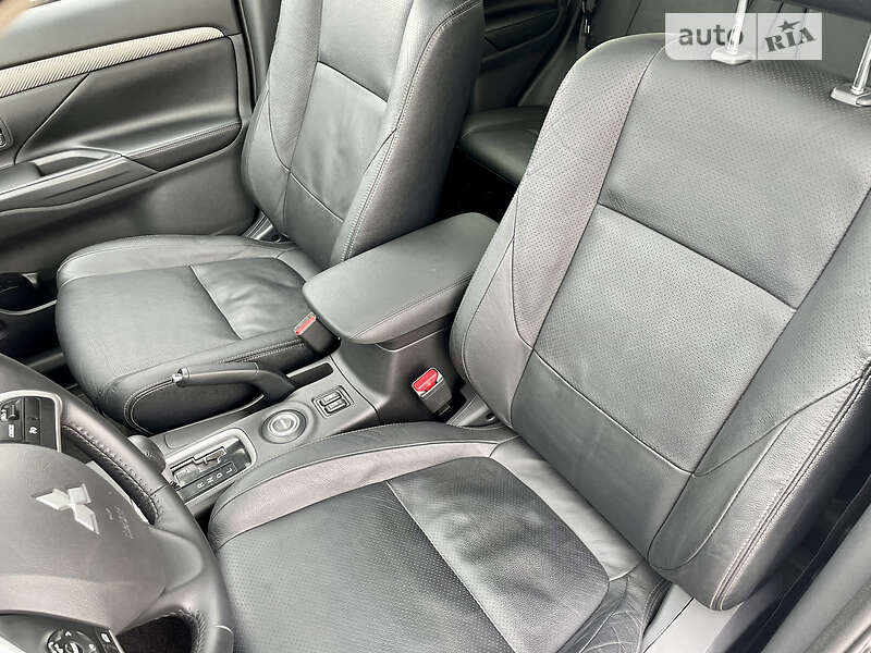 Внедорожник / Кроссовер Mitsubishi Outlander 2012 в Киеве